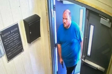 யூத பள்ளிக்குள் நுழைந்த மர்ம நபர் - கண்மூடித்தனமாக துப்பாக்கி சூடு..!