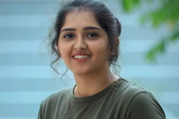கையில் சீட்டுகட்டு, வாயில் சிகரெட், அவரை சுற்றி புகை- புகைப்படம் வெளியிட்ட சனுஷா, ஷாக்கான ரசிகர்கள்