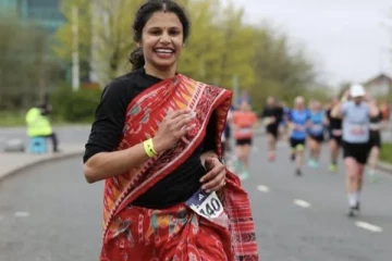 இங்கிலாந்தில் மாரத்தான் போட்டியில் சேலையுடன் 42 கிலோ மீட்டர் தூரம் ஓடிய பெண்மணி!