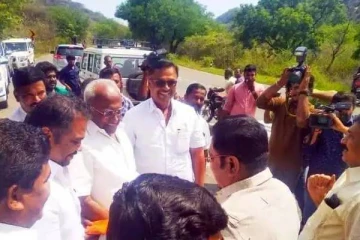 அமமுக கட்சி  கூட்டத்திற்கு வந்த டிடிவி தினகரனை வரவேற்ற ஓபிஎஸ் ஆதரவாளர்கள்