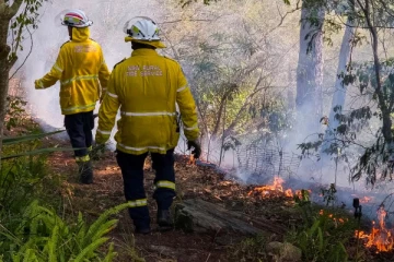 அவுஸ்திரேலியாவில் பல்லாயிரம் ஏக்கர் நிலத்தை விழுங்கிய புதர்த்தீ: போராடும் 650 தீயணைப்பு வீரர்கள்