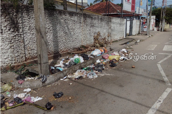 திட்டமிடப்படாத திண்ம கழிவகற்றல்: கல்முனையில் நிரம்பி வழியும் குப்பைகள்(Photo) | Kalmunai Garbage Due To Solid Waste