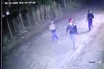 ஊடகவியலாளர் சமுதிதவின் வீட்டின் மீது தாக்குதல்: வெளியானது சிசிடீவி காணொளி (VIDEO)