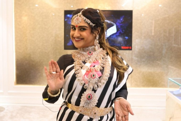 மணப்பெண் கோலத்தில் பிக் பாஸ் வனிதா.. விழுந்து விழுந்து சிரிக்கும் ரசிகர்கள் | Vanitha Bridel Photo Gone Viral