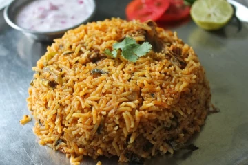 பிரியாணி சுவையை மிஞ்சும் வகையில் தக்காளி சாதம்: எப்படி செய்வது?