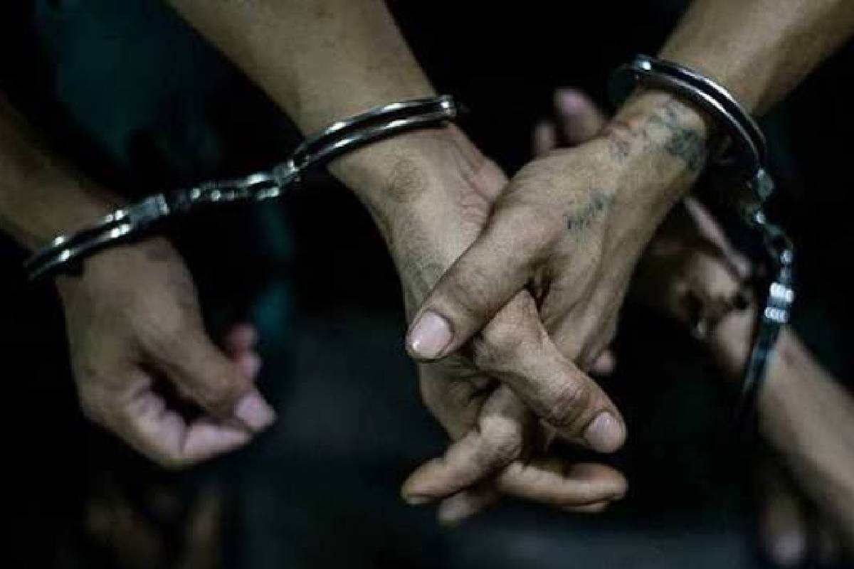 திருகோணமலையில் விடுதியொன்று சுற்றிவளைப்பு: 4 பேர் கைது | Raid At Uvarmalai Lodge 4 Arrested திருகோணமலையில் விடுதியொன்று சுற்றிவளைப்பு: 4 பேர் கைது | Raid At Uvarmalai Lodge 4 Arrested