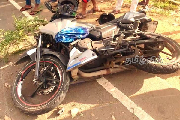 அதிவேகமாக பயணித்த மோட்டார் சைக்கிள் விபத்து: இருவர் வைத்தியசாலையில் (Photos) | Hutton Boy Girl Injured