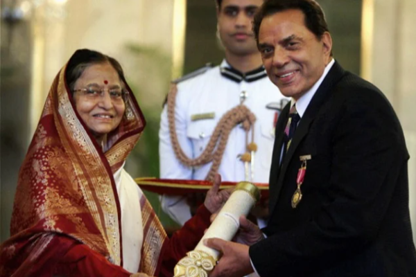 பிரபல நடிகர் தர்மேந்திரா காலமானார் - சோகத்தில் ரசிகர்கள் | Vetran Bollywood Actor Dharmendra Dies At 89