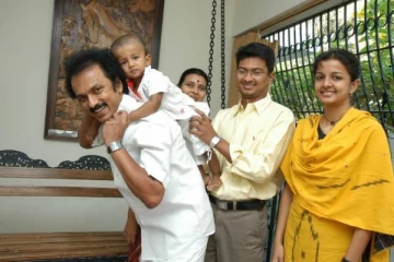 நடிகர் உதயநிதி ஸ்டாலினுக்கு இவ்வளவு பெரிய மகனா? இப்போ எப்படி இருக்கிறார் பாருங்க! வைரல் புகைப்படம்