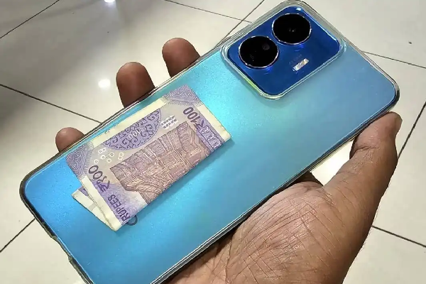 Why You Should Never Put Money in Your Phone Case