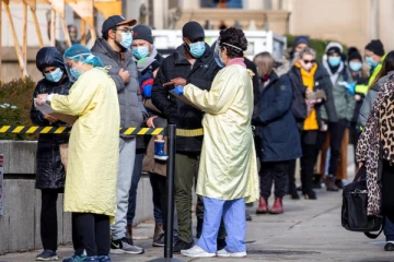 கனடாவில் நடைபாதையில் சடலமாக கிடந்த இளைஞர்