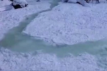 நொடிப்பொழுதில் பனிக்கட்டியாக மாறும் நீரோடை: நம்பமுடியாத ஆச்சரிய காட்சி