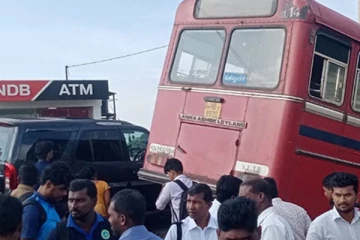 දුම්‍ රියක් බස් රථයක සහ කාර් රථයක් ගැටීමෙන් සිදුවූ අනතුර..