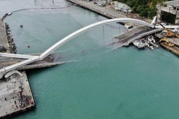 சீனாவில் பாலம் இடிந்ததில் 11 பேர் மரணம்