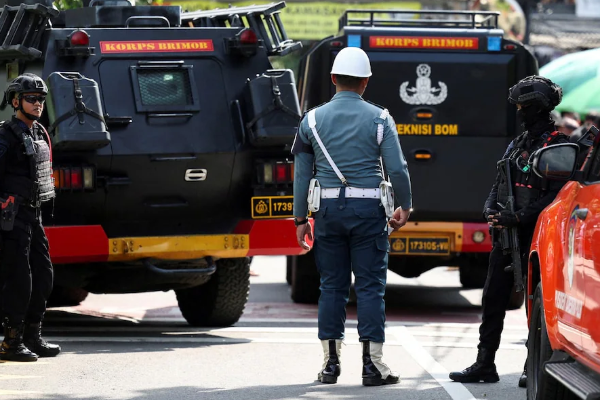 வெளிநாடொன்றில் வெடித்து சிதறிய மசூதி | Mosque Explosion At Indonesian School Injures 54 வெளிநாடொன்றில் வெடித்து சிதறிய மசூதி | Mosque Explosion At Indonesian School Injures 54