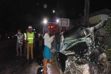 காரும் பேருந்தும் மோதியதில் மருத்துவர் உட்பட 5 பேர் படுகாயம்