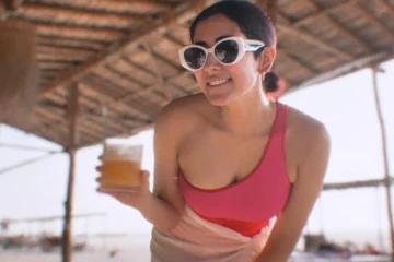 பாடகி ஜோனிடா காந்தி கடற்கரையில் நீச்சல் உடை போட்டோஷூட்