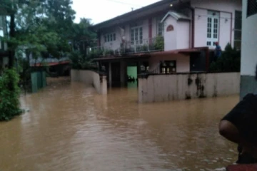 பதுளையில் கடும் மழையால் வெள்ள அபாயம்; வீடுகளுக்குள் நீர்