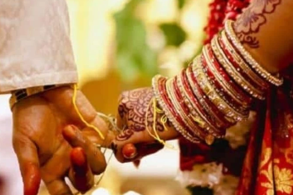 யாழ் விடுதியில் பெண்ணுடன் உல்லாசம் ; வசமாக சிக்கிய பிரான்ஸிலிருந்து வந்த புது மாப்பிள்ளை! | Flirting With A Girl In A Jaffa Hotel France Boy