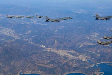 உலக அரங்கில் பரபரப்பை ஏற்படுத்திய ரஷ்ய மற்றும் சீன போர் விமானங்கள்