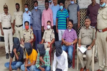 இளம் பெண்ணை நிர்வாணப்படுத்தி குச்சியால் கொடூரமாக தாக்கிய இளைஞர்கள் - அதிர வைத்த சம்பவம்!