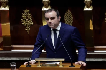 மீண்டும் பிரான்ஸ் பிரதமருக்கு எதிராக இரண்டு நம்பிக்கையில்லாத் தீர்மானங்கள்: சமீபத்திய தகவல்