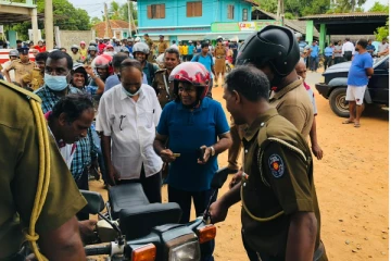 எரிபொருள் வரிசையில் நின்ற வடக்கு மாகாண சுகாதார சேவைகள் பணிப்பாளர் (Video)