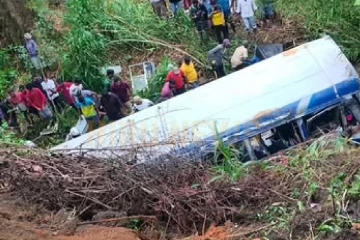 හැටන් - දික්ඔය කැළඹූ බිහිසුණු අනතුරින් එක් අයෙක් ජීවිතක්ෂයට - තුවාලකරුවන් 22ක් - කිහිපදෙනෙකුට බරපතළයි[UPDATE][VIDEO]