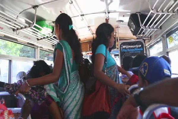 சிலகாலம் உறவு; காதலை மறுத்த யுவதியான ஆசிரியைக்கு இளைஞன் கொடுத்த ஷாக்! | The Teacher S Phone Was Snatched Boy Friend