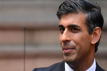 அரசு ஊழியர்களுக்கு ஊதிய உயர்வு அளிப்பதற்காக புலம்பெயர்ந்தோர் வயிற்றில் அடிக்கும் ரிஷி அரசு