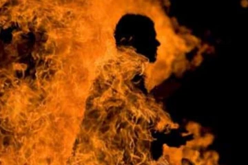 பாலியல் வன்கொடுமை..இளைஞரை நிர்வாணப்படுத்தி கட்டி வைத்து எரித்த ஊர்மக்கள்!