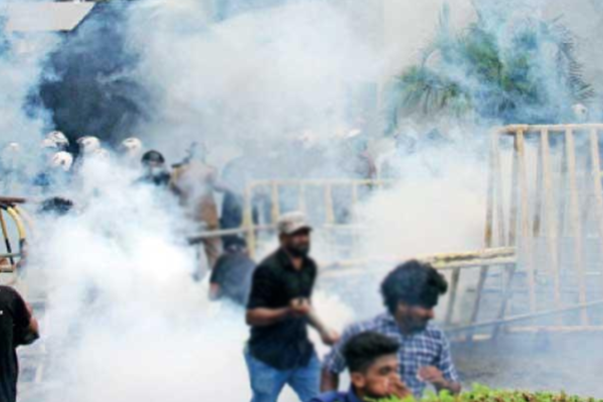 பல்லன்சேன சிறையில் அதிகரிக்கும் பதற்றம்.. அதிகாரிகளை தாக்கும் கைதிகள் - கண்ணீர்ப் புகை பிரயோகம் | Unrest At Pallansena Prison பல்லன்சேன சிறையில் அதிகரிக்கும் பதற்றம்.. அதிகாரிகளை தாக்கும் கைதிகள் - கண்ணீர்ப் புகை பிரயோகம் | Unrest At Pallansena Prison