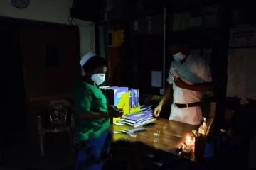 மெழுகுவர்த்தியில் இயங்கும் இலங்கை மருத்துவமனை ஒன்று!
