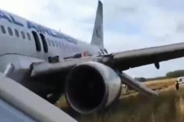 பறந்து கொண்டிருந்தபோது திடீரென விபத்தில் சிக்கிய ஜெட் விமானம்... மூவருக்கு நேர்ந்த நிலை!