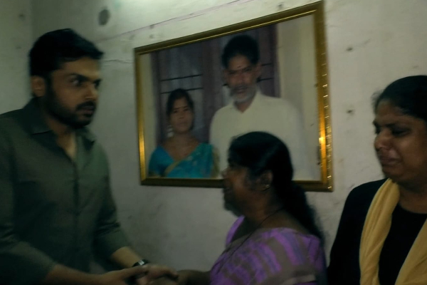 ரசிகர் மரணம்.. நேரில் சென்று ஆறுதல் தெரிவித்த நடிகர் கார்த்தி | Karthi Visits His Died Fan House ரசிகர் மரணம்.. நேரில் சென்று ஆறுதல் தெரிவித்த நடிகர் கார்த்தி | Karthi Visits His Died Fan House