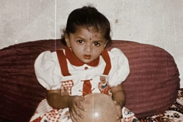 இந்த போட்டோவில் இருக்கும் குழந்தை யார் தெரியுமா? விஜய்யையே வேண்டாம் என சொன்ன நடிகை தான்