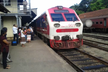 ரயில்களில் முன்பதிவு செய்யும் வசதிகள் நீக்கம்