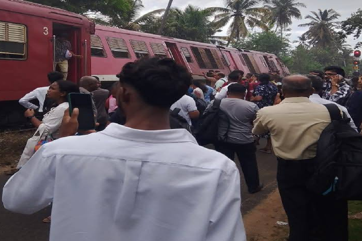 இன்று காலை இடம்பெற்ற அசம்பாவிதம்; பயணிகள் பலர் காயம் | Sagarika Train Derailed In The Wadduwa