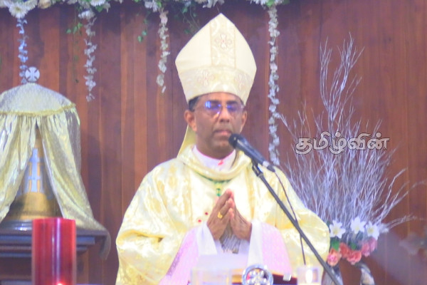 பலத்த பாதுகாப்புக்கு மத்தியில் மட்டக்களப்பின் முதல் பேராலயத்தில் கிறிஸ்மஸ் வழிபாடுகள் | Christmas Pooja In Batticaloa Puliyandivu Church