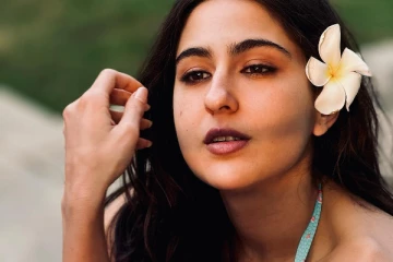 நீச்சல் உடையில் தனுஷ் பட நடிகை சாரா அலி கான்.. வைரல் ஸ்டில்கள்