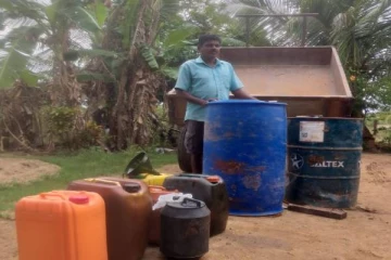 சட்டவிரோதமாக பதுக்கி வைக்கப்பட்டிருந்த டீசல் மீட்பு (Photo)