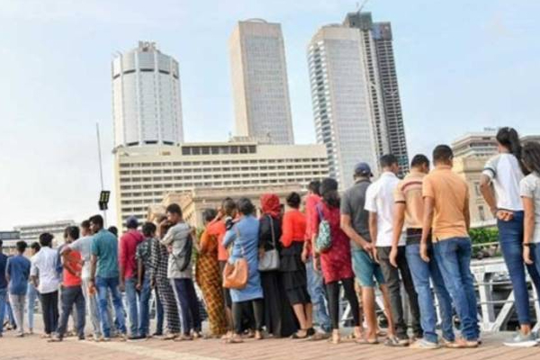 ஜனாதிபதி செயலகத்திற்கு முன்பாக வரிசையில் நின்ற பாரியளவிலான மக்கள்! | Large Number People Front Presidential Secretariat