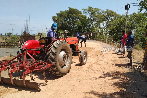 கிளிநொச்சியில் பாதையை புனரமைக்க ஒன்று திரண்ட இளைஞர்கள் | Youth Gathered Repair The Road In Kilinochchi