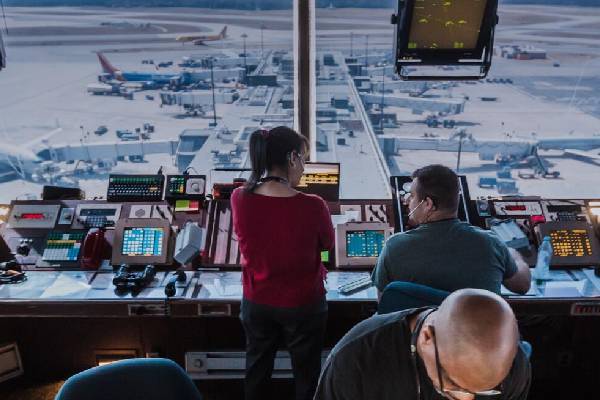 விமானப் போக்குவரத்துக் கட்டுப்பாட்டாளர்களுக்கு மிரட்டல் விடுத்த ஜனாதிபதி ட்ரம்ப் | Trump Threatens Air Traffic Controllers