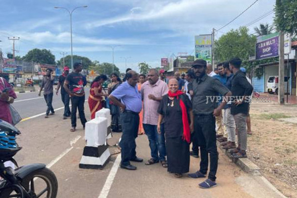 கிளிநொச்சியில் கோட்டா கோ கம ஆர்ப்பாட்டகாரர்கள்! (Photos) | Kilinochchi Gotagogama Protesters Attention Rally