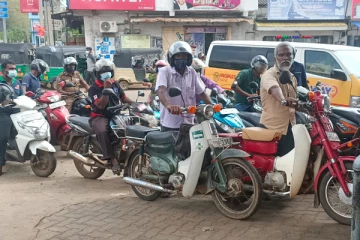 பெற்றோலிய கூட்டுத்தாபன எரிபொருள் நிலையத்தினை நோக்கி படையெடுக்கும் மக்கள்