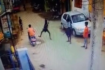 அரிவாளுடன் சுற்றித் திரிந்த இளைஞர்களை மடக்கிப் பிடித்த காவல்துறையினர்