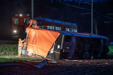 சுவிட்சர்லாந்தில் தடம்புரண்ட ரயில்கள்; குழந்தைகள் உட்பட 12 பேருக்கு நேர்ந்த சோகம்