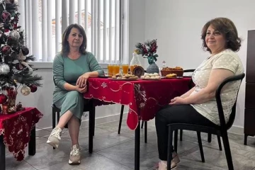 போர் கொடூரங்களில் தப்பிய இரட்டை சகோதரிகள்..13 ஆண்டுகளுக்கு பின் அவுஸ்திரேலியாவில் மகனுடன் இணைந்த தாய்