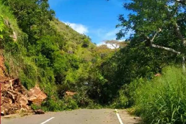 கண்டியில் 400 குடும்பங்கள் இன்னும் இருளில்:ஹெலிகொப்டரில் உணவு விநியோகம் | Its Been Three Weeks Since Ditva Came And Gone